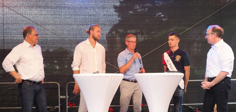 Bürgermeister Patrick Kunkel, Robin Zentner, Moderator Matthias Bleul, Dennis Akazir und Ingo Schon auf der Bühne