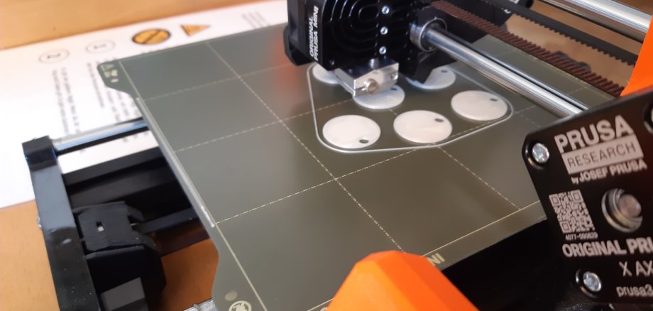 Der 3D-Drucker in Aktions: Hier entstehen Einkaufschips.
