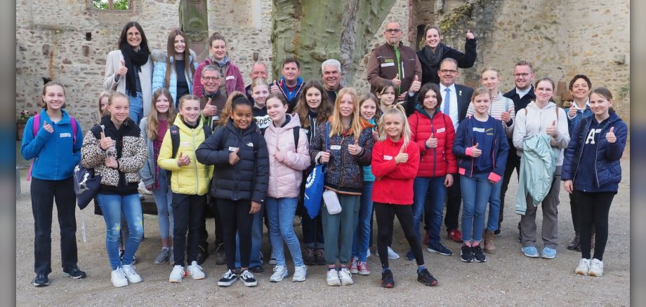 Gruppenfoto im Burghof von den 20 Teilnehmerinnen und Mitarbeitende der Stadt am Girls' Day
