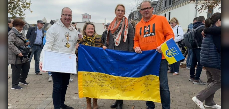 Gruppenfoto mit Ukraine-Flagge