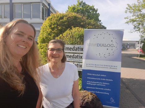 Inga Olze und Barbara Lilje vor dem Eingang zum Wirtschaftsdialog