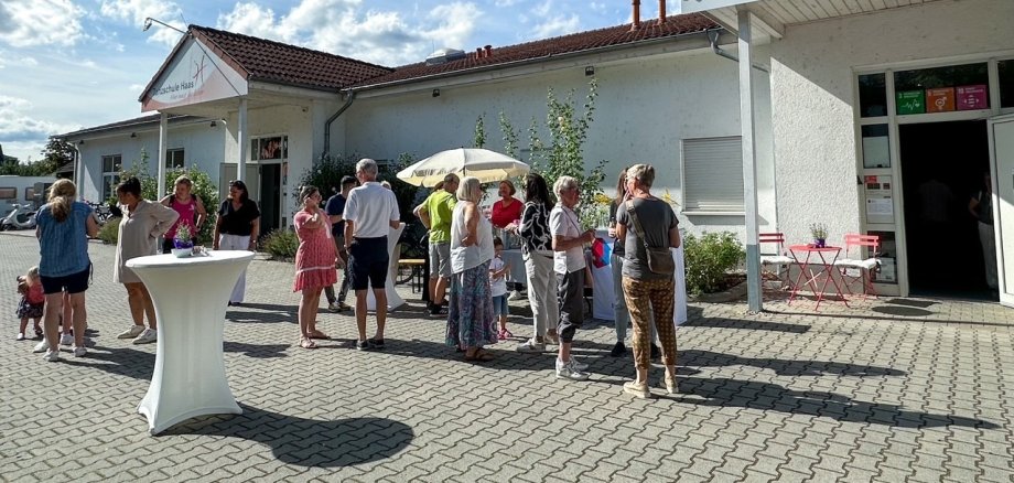 Impression vom Sommerfest, Festbesucher stehen vor dem MGH 2