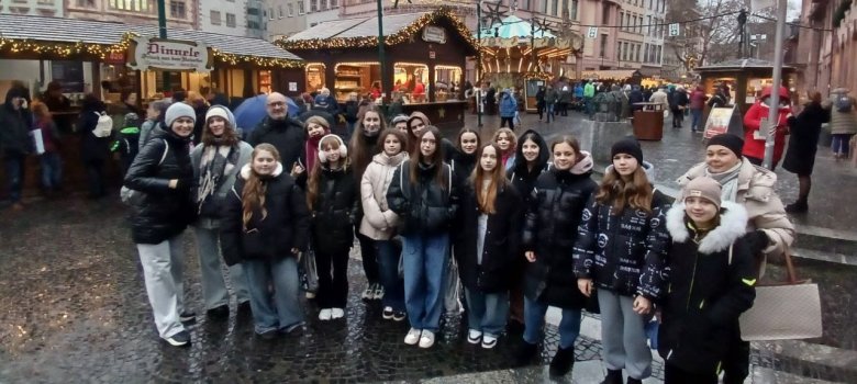 Gruppenfoto der Jugendlichen auf einem Weihnnachtsmarkt