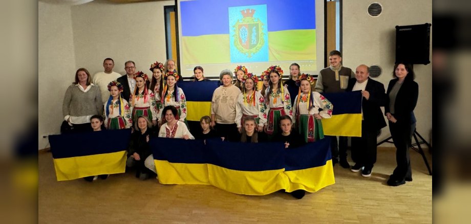 Gruppenfoto mit den Jugendlichen in traditioneller ukrainischer Kleidung und weiteren Beteiligten