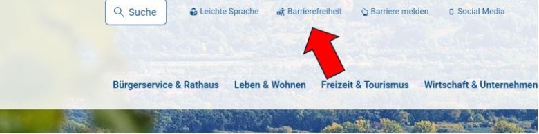 Screenshot von Homepage www.eltville.de mit rotem Pfeil auf den Button zur Barrierefreiheit